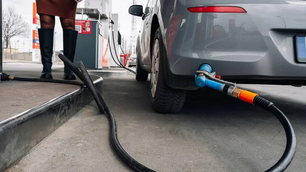 燃料車だ 車両タンク内のノズルからガソリンをポンプ ガソリンスタンド ガソリンスタンド ディーゼル輸送による経済事業 自動車輸送の概念 — ストック写真