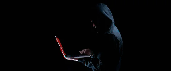 Хакер Атакує Кібербезпеку Цифровий Ноутбук Руці Хакера Ізольовано Чорному Розмита — стокове фото