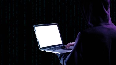 Hacker güvenlik siber saldırısı. Bilgisayar korsanının elindeki dijital dizüstü bilgisayar siyaha izole edilmiş. İnternet hackleme teknolojisi. Giriş ve parola, siber güvenlik pankartı kavramı