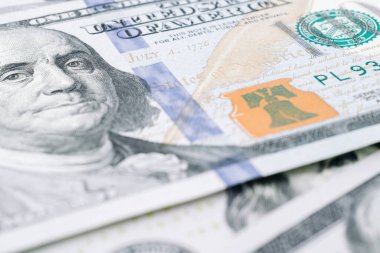 Amerikan doları. Amerikan parası, düşen para. Beyaz arka planda 100 dolar izole edilmiş