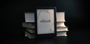 E okuyucu. Dijital e-kitap, karanlık arkaplan üzerine kitapları olan kütüphane okuyucu tableti. Çevrimiçi eğitim kursu, E öğrenme sınıfı ve dijital teknoloji konsepti