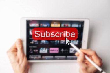 Üyelik planı. Kırmızı çevrimiçi video abone tuşu. Dizüstü bilgisayardaki internet servisi dijital tablet teknolojiyi maviye boyadı. Görsel içerik kavramı. Sosyal ağ hizmeti