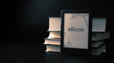 E okuyucu. Dijital e-kitap, karanlık arkaplan üzerine kitapları olan kütüphane okuyucu tableti. Çevrimiçi eğitim kursu, E öğrenme sınıfı ve dijital teknoloji konsepti