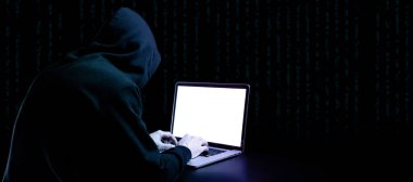 Siber güvenlik korsanı konsepti. İnternet hackleme teknolojisi. Bilgisayar korsanının elindeki dijital dizüstü bilgisayar siyah pankartta izole edilmiş. Veri koruması, güvenli internet erişimi, siber güvenlik