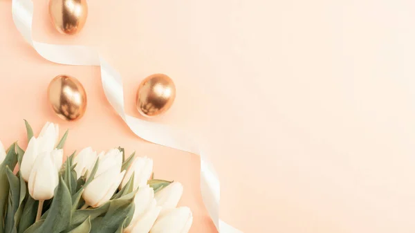 Paaseieren Gouden Kleur Met Lente Witte Tulpen Pastelroze Achtergrond Happy — Stockfoto