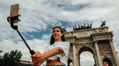 Blogger kızı Milan Italya. Piazza del Duomo 'da akıllı telefonlu gezgin fotoğrafçı kadın. Avrupa 'da Milano şehrinde boyama evi. Serbest çalışan, gazeteci, profesyonel fotoğrafçı.