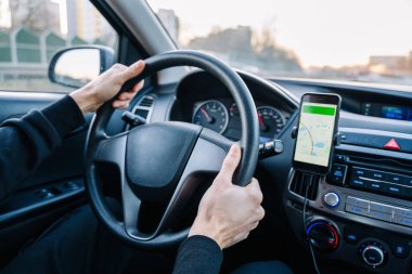 GPS navigasyon haritası sistemi. Seyahat yolunda otomobilde akıllı telefon ekranında küresel konumlandırma sistemi. GPS aygıtı uydu sistemi teknolojisi