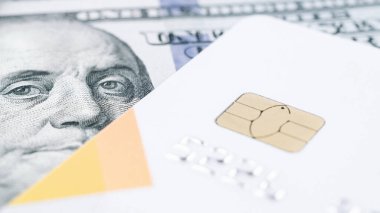 Para yığını kredi kartı. 100 dolarlık Amerika bankamatik kartı. Kullanıcı parası