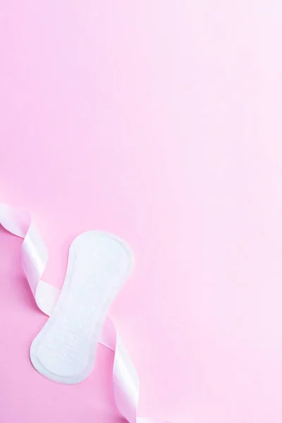 Kvinnliga hygieniska menstruationsdynor. Menstruation servett för kvinna hygien på rosa bakgrund. Kvinnlig menstruation. Menstruation, kritiska dagar, noll avfall, eko, ekologi banner. — Stockfoto