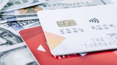 Yüz dolarlık kredi kartı. 100 dolarlık Amerika bankamatik kartı. Para izole edildi, fatura beyaz arkaplan.