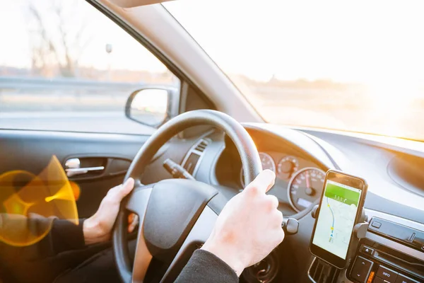 Sistema di mappe del navigatore GPS. Sistema di posizionamento globale sullo schermo dello smartphone in auto su strada di viaggio. Tecnologia di localizzazione di ricerca auto GPS. — Foto Stock