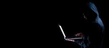 Siber hacker saldırısı konsepti. İnternet hackleme teknolojisi. Bilgisayar korsanının elindeki dijital dizüstü bilgisayar siyaha izole edilmiş. Bilgi güvenlik terimleri siber güvenlik pankartı