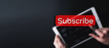 Üye olma düğmesi. Çevrimiçi video abonelik kırmızı düğmesi. Dizüstü bilgisayardaki internet servisi dijital tablet afiş arkaplanını maviye boyadı. Görsel içerik kavramı. Sosyal ağ hizmeti
