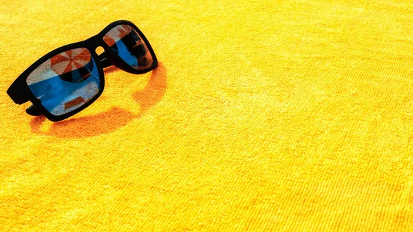Gafas Sol Primer Plano Fondo Verano Equipamiento Piscina Playa Con — Foto de Stock