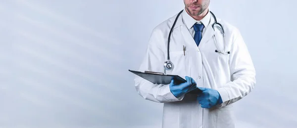Clipboard Hand Medizinischen Hintergrund Glückliche Krankenschwester Blauen Handschuhen Krankenhausuniform Mit — Stockfoto