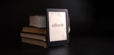 E okuyucu. Dijital e-kitap, karanlık arkaplan üzerine kitapları olan kütüphane okuyucu tableti. Çevrimiçi eğitim kursu, E öğrenme sınıfı ve dijital teknoloji konsepti