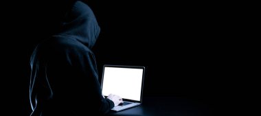 Hacker siber güvenliğe saldırdı. Bilgisayar korsanının elindeki dijital dizüstü bilgisayar siyaha izole edilmiş. İnternet hackleme teknolojisi. Giriş ve parola, siber güvenlik pankartı kavramı
