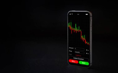 Bitcoin değişimi. Altın kripto para birimi BTC bitcoin, siyah arka planda pembe domuz bankası. Şifreli döviz bozdurma cep telefonu uygulaması. Sanal çevrimiçi iş kavramı