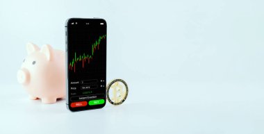 Şifreli para değişimi. Pembe domuz bankası, beyaz arka planda altın kripto para birimi BTC bitcoin. Bitcoin ticaret cep telefonu uygulaması. Para yatırımı ve iş finansmanı tasarrufu