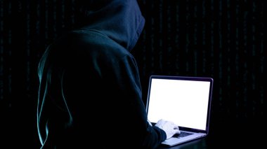 Siber güvenlik korsanı konsepti. İnternet hackleme teknolojisi. Bilgisayar korsanının elindeki dijital dizüstü bilgisayar siyah pankartta izole edilmiş. Veri koruması, güvenli internet erişimi, siber güvenlik