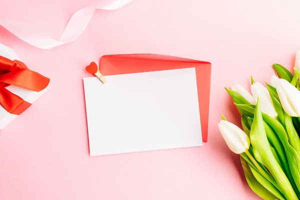 엄마들은 선물을 흰색의 리본을 선물은 배경에 놓여져 발렌틴 결혼식 — 스톡 사진