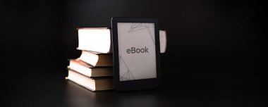 E okuyucu. Dijital e-kitap, karanlık arkaplan üzerine kitapları olan kütüphane okuyucu tableti. Çevrimiçi eğitim kursu, E öğrenme sınıfı ve dijital teknoloji konsepti