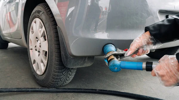 Bombear Combustível Posto Gasolina Mulher Mão Reabastecer Tanque Bico Gasolina — Fotografia de Stock
