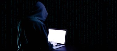Hacker siber güvenliğe saldırdı. Bilgisayar korsanının elindeki dijital dizüstü bilgisayar siyaha izole edilmiş. İnternet hackleme teknolojisi. Giriş ve parola, siber güvenlik pankartı kavramı