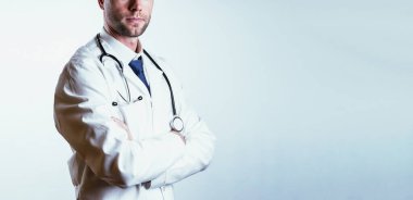 Tıp doktoru hastane geçmişi. Hastane üniformalı mutlu hemşire, mavi eldivenli hasta panosu beyaz üzerinde izole edilmiş. Tıbbi bakım, sigorta, reçete, kağıt işi veya kariyer konsepti