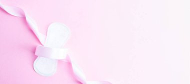 Kadınsı hijyen adet pedleri. Pembe arka planda kadın hijyeni için peçete. Adet dönemi kadınsı. Adet, kritik günler, sıfır atık, ekoloji, ekoloji bayrağı