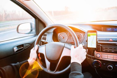 GPS navigatör harita sistemi. Seyahat yolunda otomobilde akıllı telefon ekranında küresel konumlandırma sistemi. GPS araba arama konumu teknolojisi