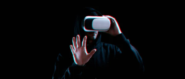 Vrゴーグル仮想現実がぼやけています 暗い背景に3D仮想現実ゲームのためのデジタルヘルメットの若い男 グリッチ効果による3Dシミュレーションでの学習と仮想世界 — ストック写真