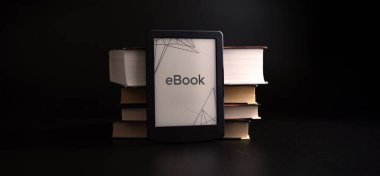 E okuyucu. Dijital e-kitap, karanlık arkaplan üzerine kitapları olan kütüphane okuyucu tableti. Çevrimiçi eğitim kursu, E öğrenme sınıfı ve dijital teknoloji konsepti