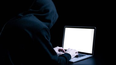 Siber güvenlik korsanı konsepti. İnternet hackleme teknolojisi. Bilgisayar korsanının elindeki dijital dizüstü bilgisayar siyah pankartta izole edilmiş. Veri koruması, güvenli internet erişimi, siber güvenlik