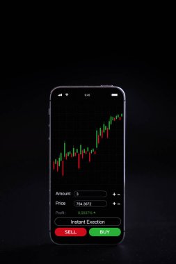 Bitcoin ticareti. Bitcoin cep telefonu uygulaması değiş tokuşu. Altın kripto para birimi BTC bitcoin, siyah arka planda pembe domuz bankası. Tasarruf ve finansal konsept bankası