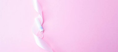 Adet öncesi tampon, kadın hijyeni. Pembe arka planda adet tamponu olan pembe kurdele. Adet dönemi kadınsı. Hijyen konsepti. Sağlık sigortası jinekolojik afişi