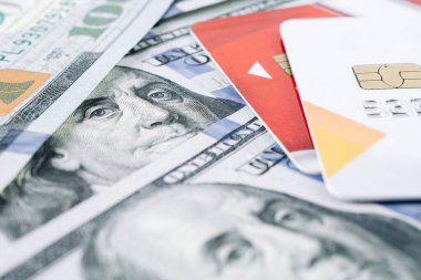 Kredi kartı dolar işareti. Amerikan parası ve banka kartı. Nakit beyaz arka plan, bize fatura. Para kavramı