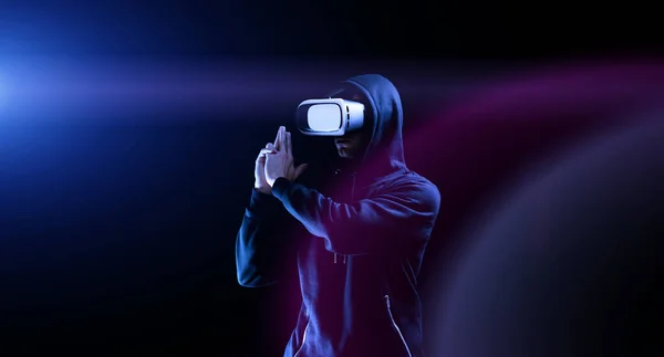 Vidrio Realidad Virtual Joven Hombre Gafas Digitales Para Juego Realidad —  Fotos de Stock