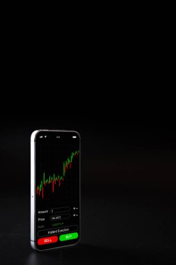 Bitcoin ticareti. Bitcoin cep telefonu uygulaması değiş tokuşu. Altın kripto para birimi BTC bitcoin, siyah arka planda pembe domuz bankası. Tasarruf ve finansal konsept bankası