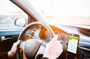 GPS aygıt haritalama sistemi. Seyahat yolunda otomobilde akıllı telefon ekranında küresel konumlandırma sistemi. GPS araç navigatörü sürücü aygıtı