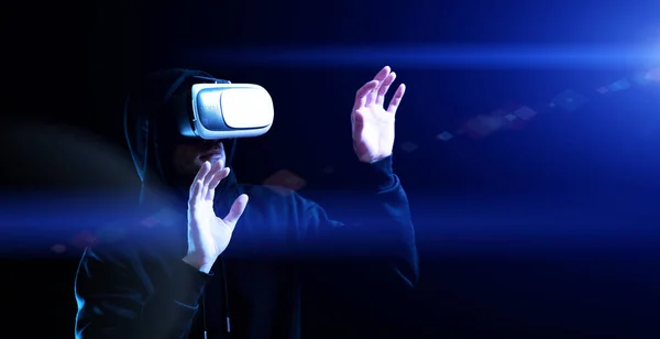 Brýlí Virtuální Realitu Mladý Muž Digitální Helmě Pro Virtuální Realita — Stock fotografie