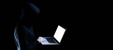 Siber saldırı hacker konsepti. İnternet hackleme teknolojisi. Bilgisayar korsanının elindeki dijital dizüstü bilgisayar siyaha izole edilmiş. Veri koruması, güvenli internet erişimi, siber güvenlik pankartı
