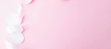Kadınsı hijyen adet pedleri. Pembe arka planda kadın hijyeni için peçete. Adet dönemi kadınsı. Adet, kritik günler, sıfır atık, ekoloji, ekoloji bayrağı