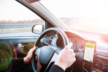 Navigasyon otomatik harita sistemi. Seyahat yolunda otomobilde akıllı telefon ekranında küresel konumlandırma sistemi. Akıllı telefon uygulama sistemi ile GPS navigasyonu
