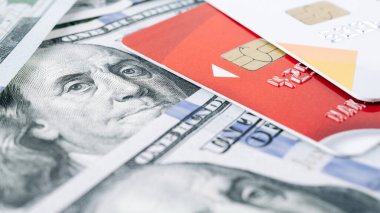 Yüz dolarlık kredi kartı. 100 dolarlık Amerika bankamatik kartı. Para izole edildi, fatura beyaz arkaplan