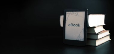 E okuyucu. Dijital e-kitap, karanlık arkaplan üzerine kitapları olan kütüphane okuyucu tableti. Çevrimiçi eğitim kursu, E öğrenme sınıfı ve dijital teknoloji konsepti