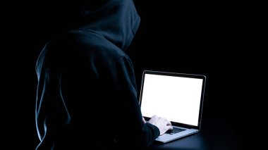 Bilgisayar korsanı siber güvenlik. Bilgisayar korsanının elindeki dijital dizüstü bilgisayar siyah pankartta izole edilmiş. İnternet hackleme teknolojisi. Veri koruması, güvenli internet erişimi, siber güvenlik