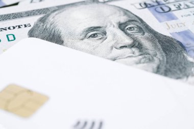 Yüz dolarlık kredi kartı. 100 dolarlık Amerika bankamatik kartı. Para izole edildi, fatura beyaz arkaplan