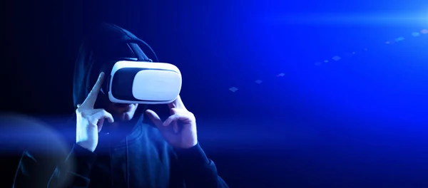 Virtuální Realita Headset Mladý Muž Digitálních Brýlích Pro Technologii Virtuální — Stock fotografie