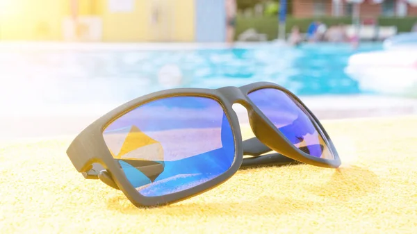 Sonnenbrille Nahaufnahme Sommer Hintergrund Strandausrüstung Mit Reisesonnenbrille Auf Gelbem Urlaubshandtuch — Stockfoto